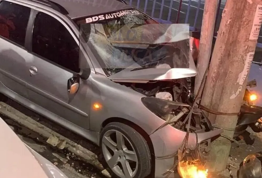 Carro bate em poste e duas pessoas morrem no bairro do Uruguai, em Salvador