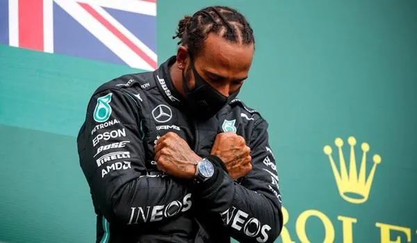 Lewis Hamilton faz nova homenagem a Chadwick Boseman, o 'Pantera Negra', após vencer GP da Bélgica