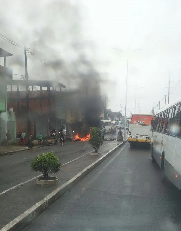 Moradores fazem protesto e interditam trecho na Avenida Suburbana