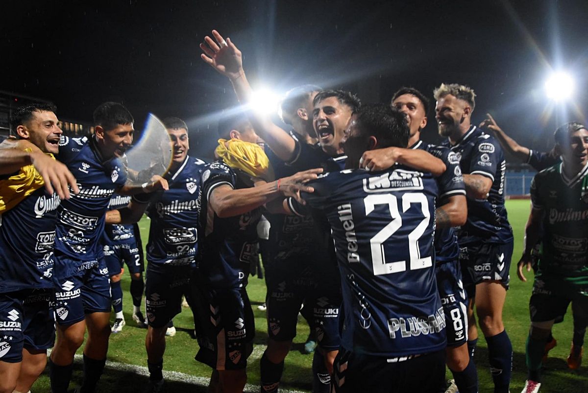 Os jogadores do Quilmes, clube argentino da segunda divisão, votaram pela saída do treinador. Foto: Reprodução/Quilmes