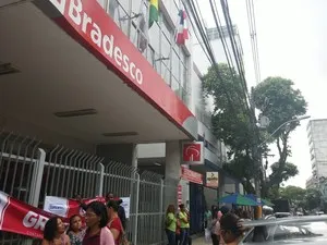 PROTESTO CONTRA IMPEACHMENT: Bancários também paralisam as atividades na manhã desta quinta