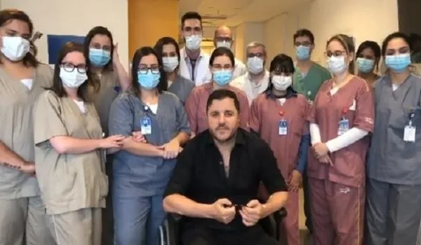 Após sofrer infarto, cantor Maurício Manieri recebe alta; "momentos mais difíceis da vida"