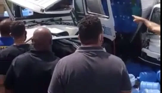 Acidente envolvendo cinco carros na BR-324 deixa pessoas presas às ferragens e vídeo mostra resgate