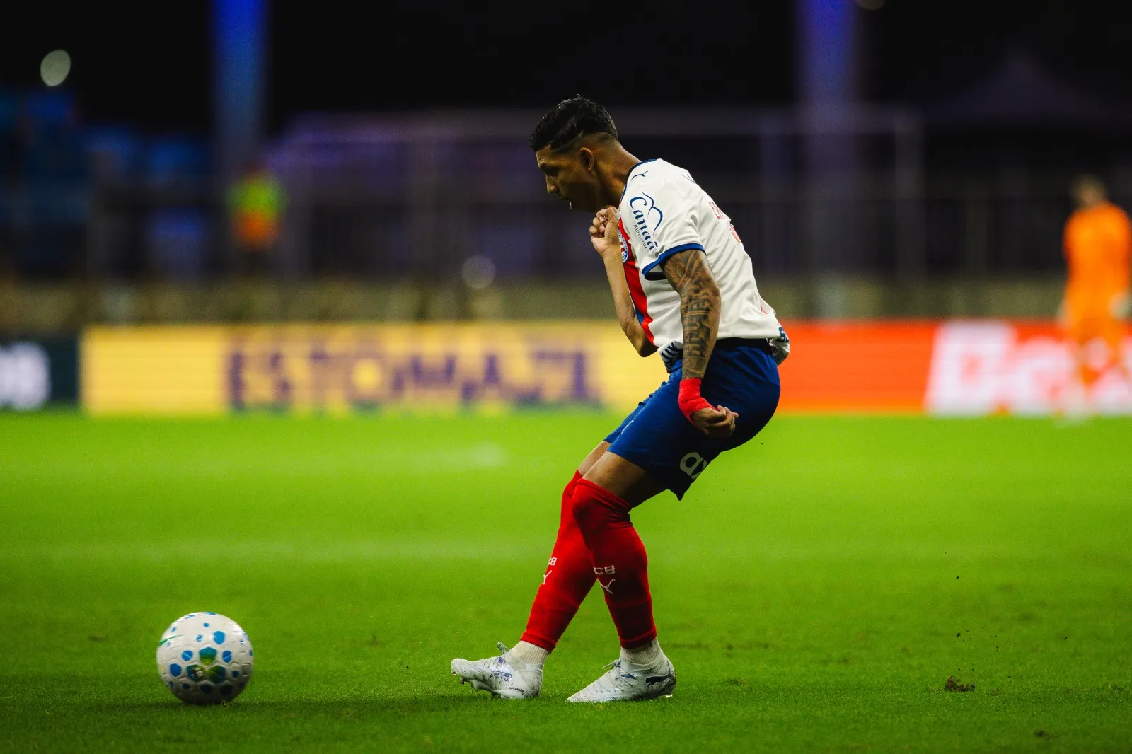 Com dois gols de Everaldo, Bahia vence Athletico-PR na Fonte Nova