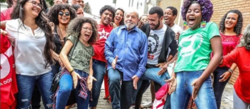 VÍDEO: Lula faz ‘hangloose’ e ‘sarrada’ em encontro com militantes do PT em Salvador