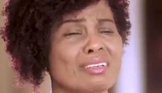 "Meu filho tava lá... morto": em vídeo inédito, mãe se emociona ao falar da perda do filho para o tráfico de drogas