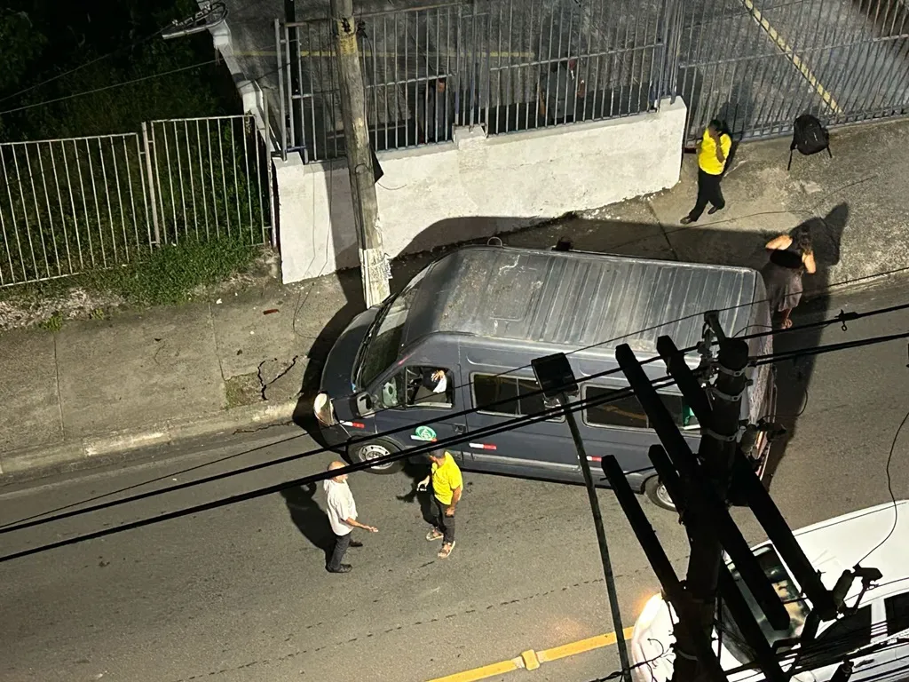 Acidente com van de transporte deixa feridos e complica trânsito no Canela