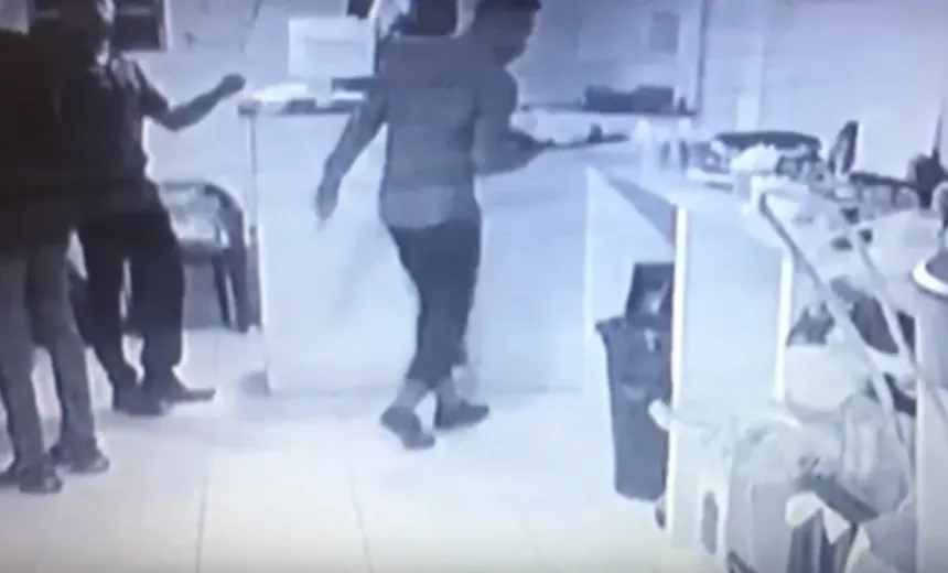Vídeo mostra funcionários de buffet cuspindo em comida e cometendo furtos em festa de Salvador; veja