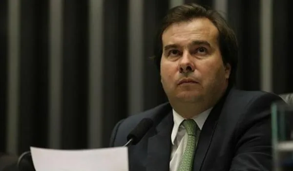 Maia rebate discurso de Bolsonaro; "entre pólvora, maricas e o risco à hiperinflação, temos mais de 160 mil mortos no país"