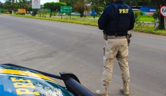 Terror na caçamba: PRF flagra homem transportando três no fundo, e perseguição dura dois quilômetros 