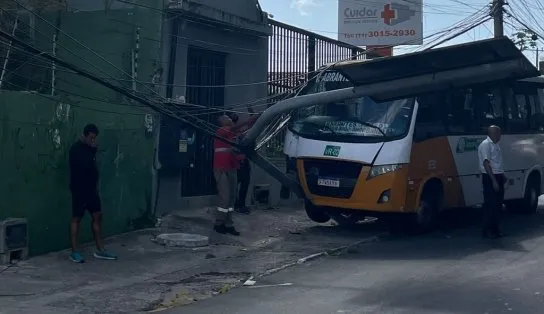 Micro-ônibus colide com poste de sinalização no bairro de Itapuã