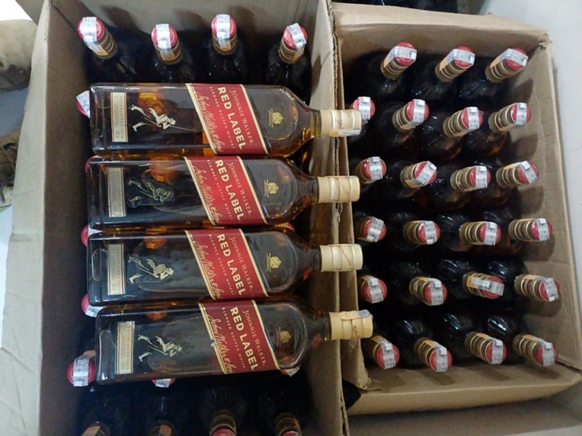 PRF apreende carga de whisky falsificado em BR-101 na Bahia. Foto: PRF