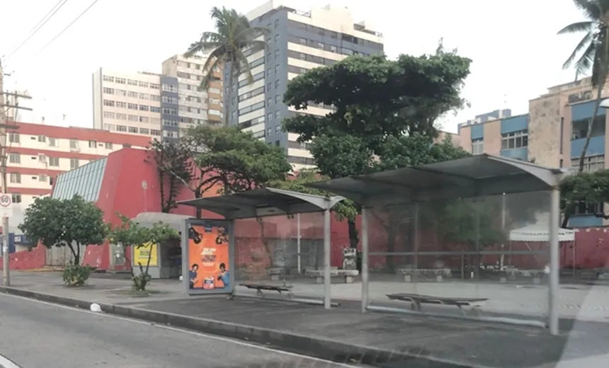 Sem ônibus, passageiros utilizam transporte alternativo na capital baiana; metrô funciona