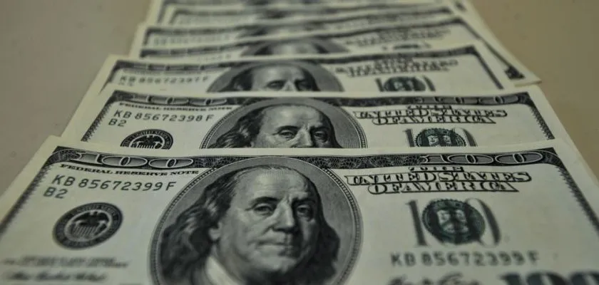 Dólar fecha em baixa e Bovespa em alta, com destaque para ações da Petrobras