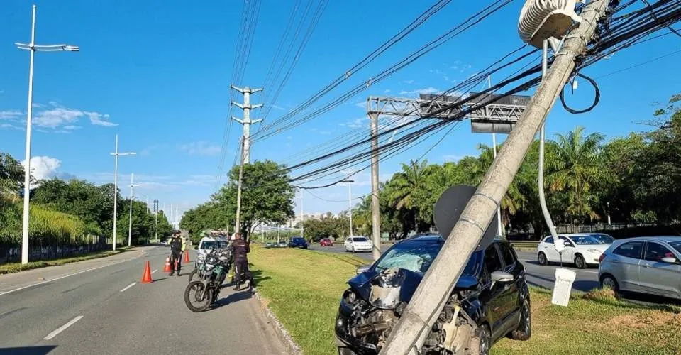 Motorista perde controle da direção e bate  carro em poste na Avenida Paralela