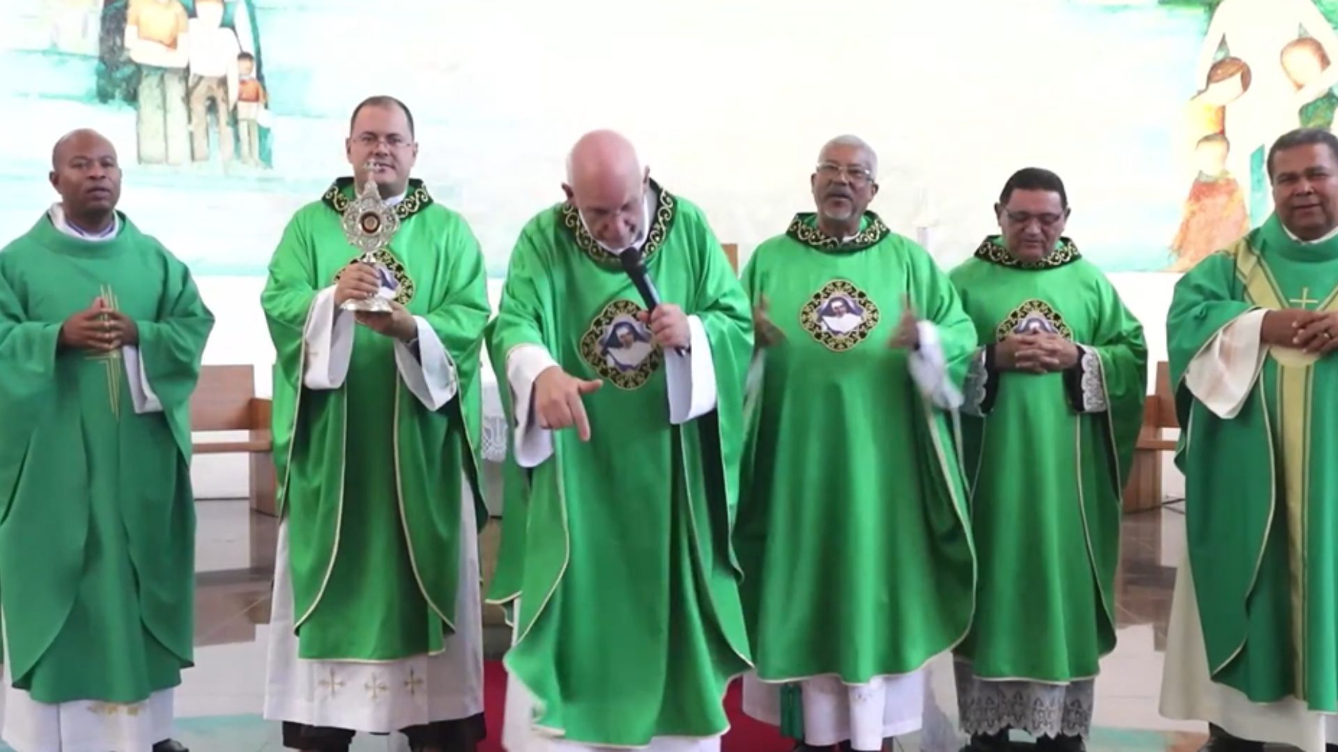 Padre Julio Lancellotti presidiu missa em honra a Santa Dulce dos Pobres, em Salvador | Imagem: reprodução/YouTube