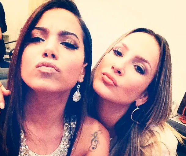 Com foto ousada, Claudia Leitte comemora chegada de Anitta em escola de samba
