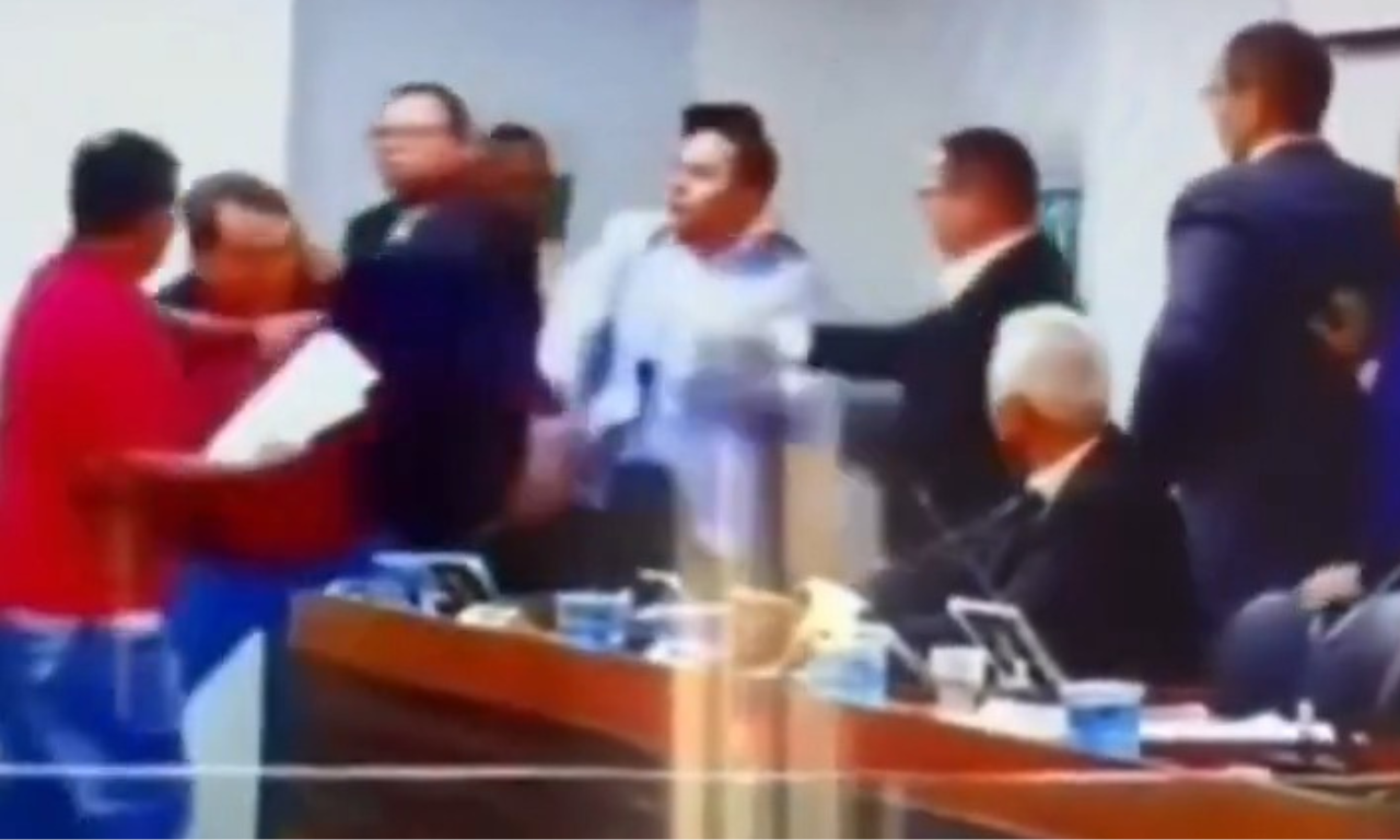 Briga entre vereadores interrompe sess&atilde;o da C&acirc;mara na Bahia. Foto: Redes sociais