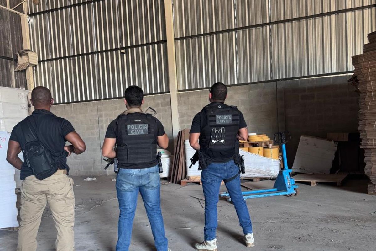 Uma a&ccedil;&atilde;o da Pol&iacute;cia Civil em Feira de Santana encontrou um galp&atilde;o usado para fazer cigarros clandestinos; dois homens foram presos. Foto: PCBA