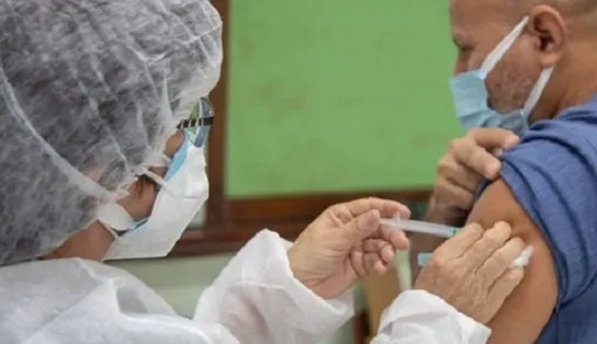 Começa a aplicação da 4ª dose da vacina contra a Covid-19 para pessoas com 50 anos ou mais, em Salvador