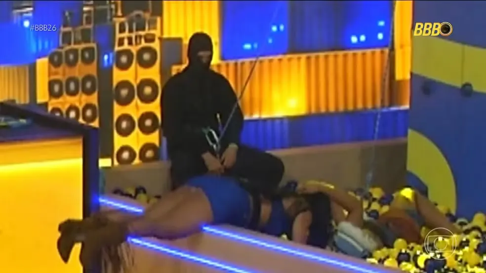 Rolou mesmo! Veja vídeo do beijo de Marciele e Chaiany no BBB 26