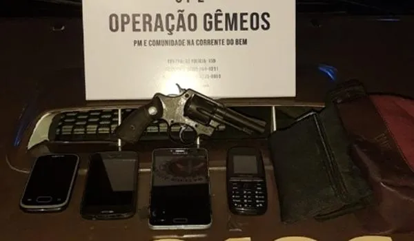 Homem é preso minutos depois de assaltar passageiros de ônibus em Salvador 
