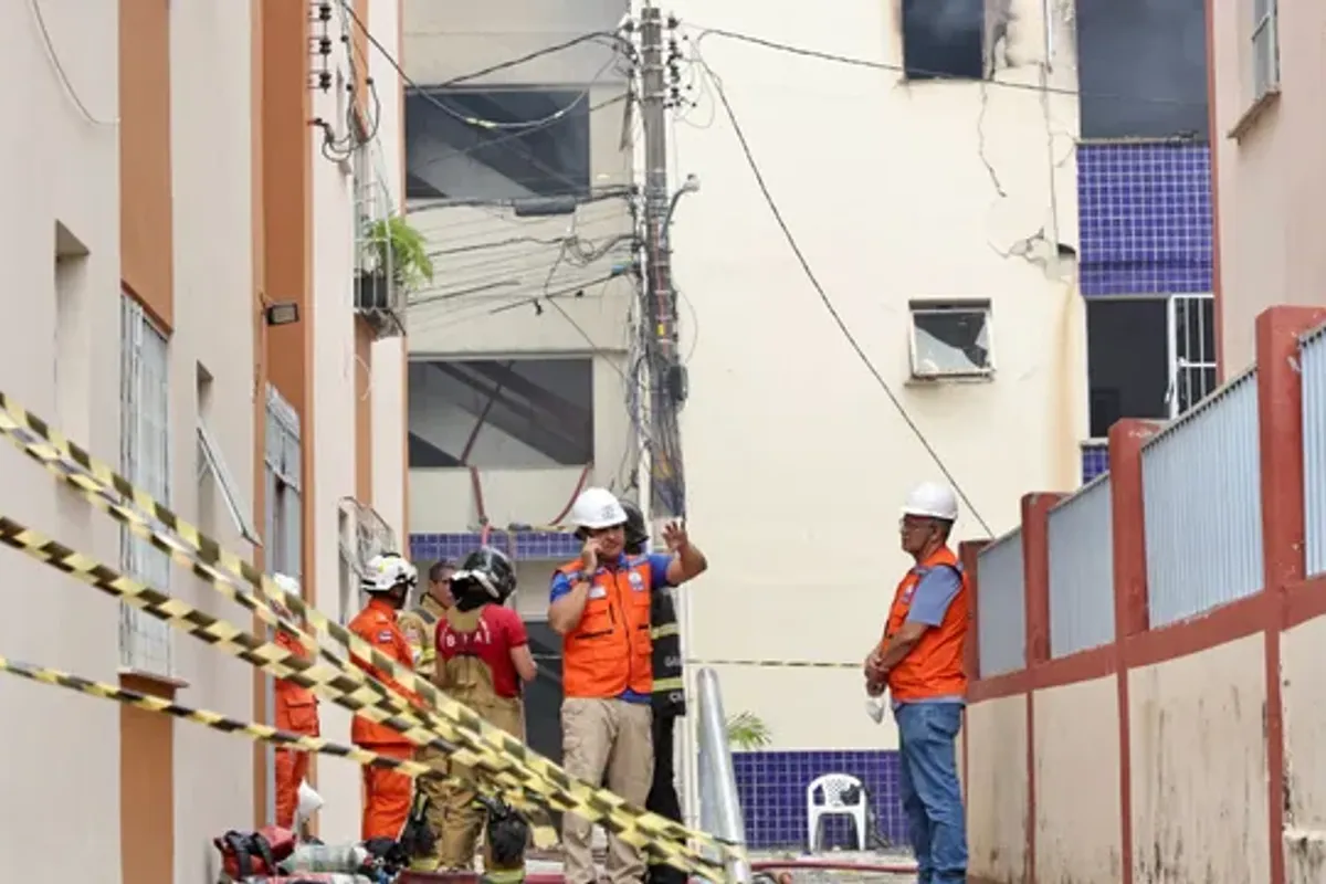 Incêndio destruído prédio residencial no bairro do Stiep, em Salvador