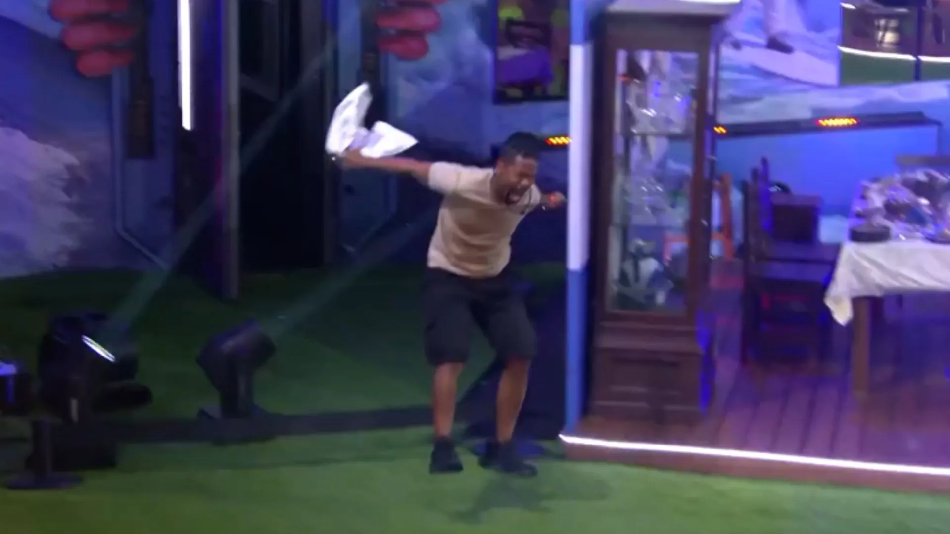 Leandro cumpre desafio após ser barrado da Festa do Líder: ‘É a Bahia’