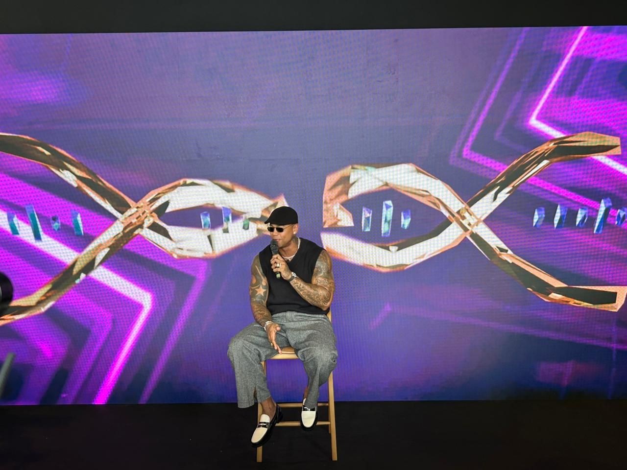 Leo Santana durante coletiva do show de 20 anos | Foto: Juana Castro/Aratu On