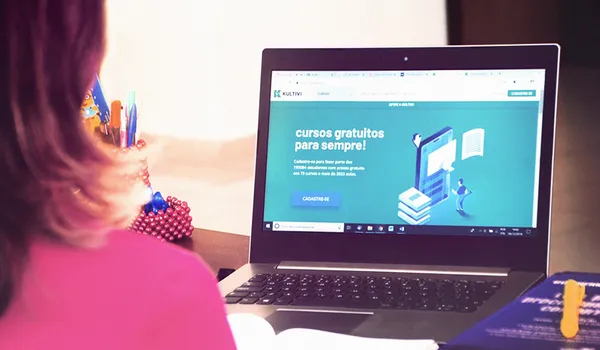 Startup oferece curso gratuito e online de francês para brasileiros; saiba mais  
