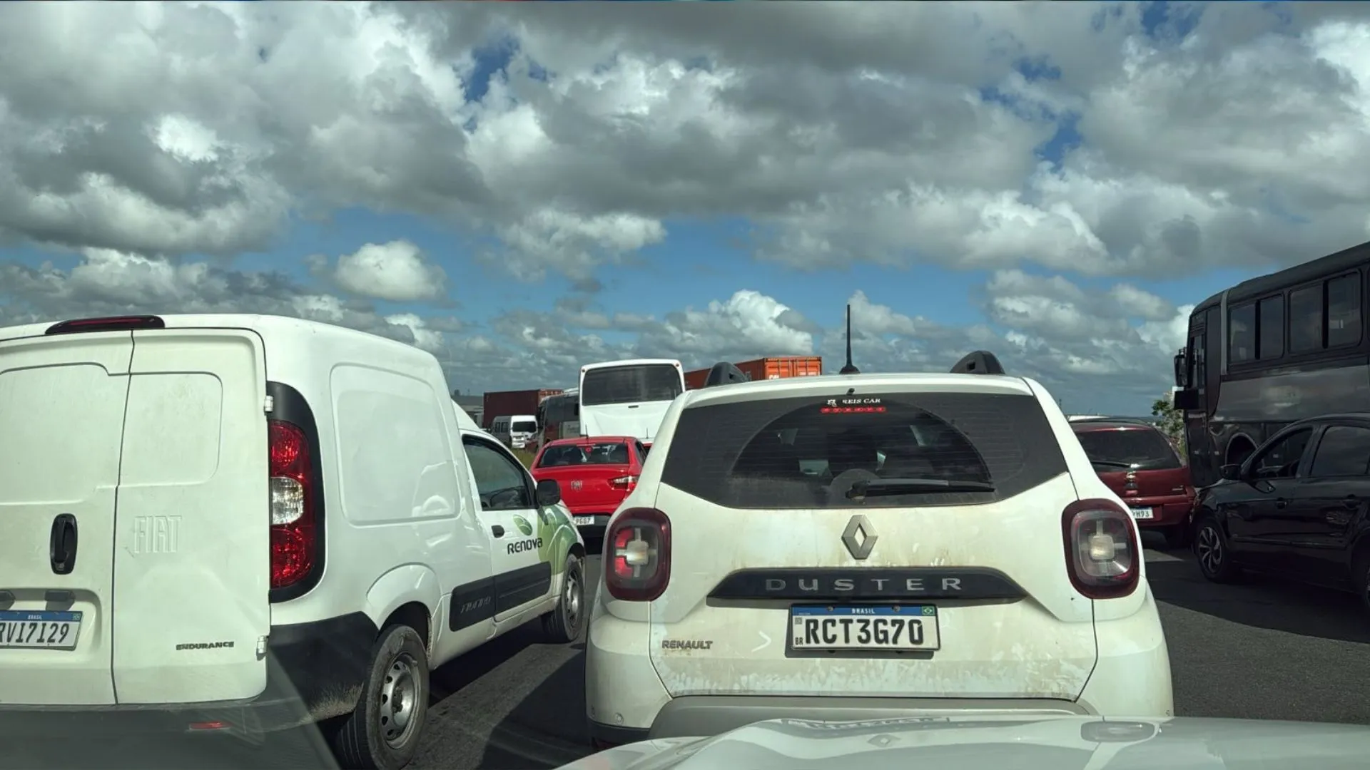 Protesto interdita trânsito e prejudica acesso à entrada da BYD