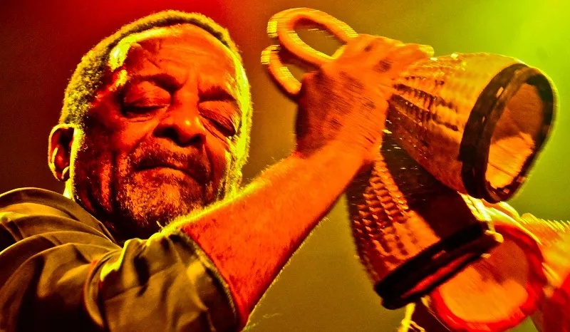 CALAM-SE OS TAMBORES: Naná Vasconcelos morreu aos 71 anos em Recife