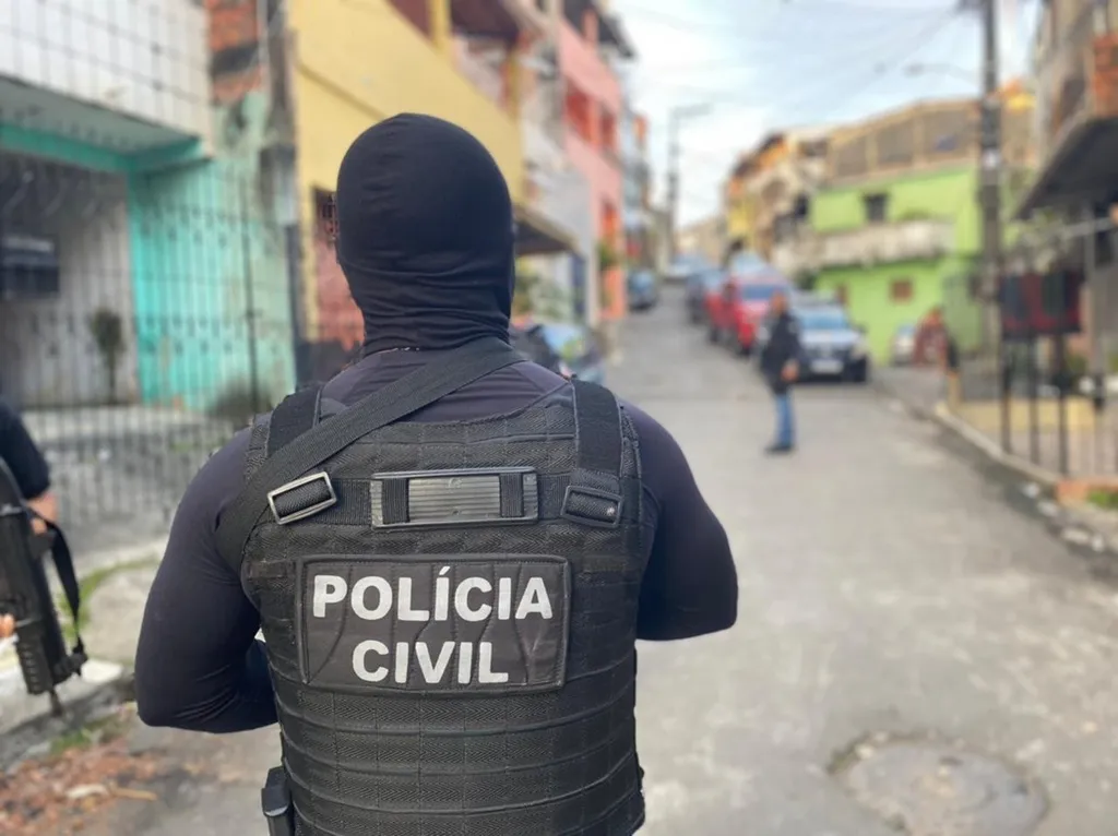 Roupas molhadas de urina: mãe é presa após deixar criança sozinha em casa