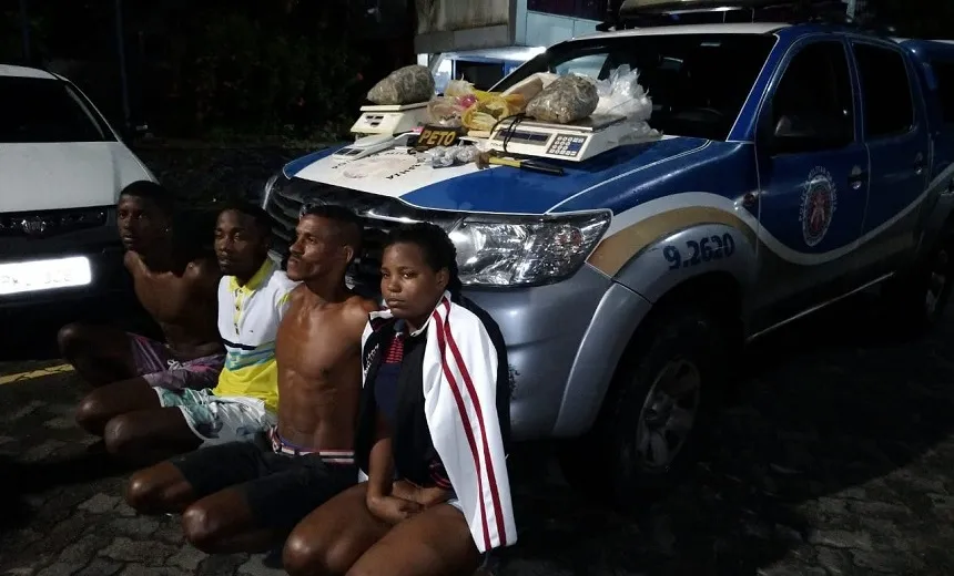 Polícia apreende cerca de 2 mil porções de drogas com quarteto no Engenho Velho de Brotas