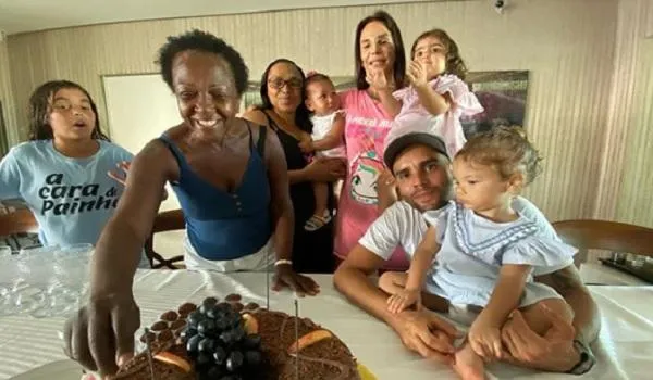 Ivete Sangalo comemora aniversário de babá dos filhos e declara: "mãe, amiga e a melhor avó"