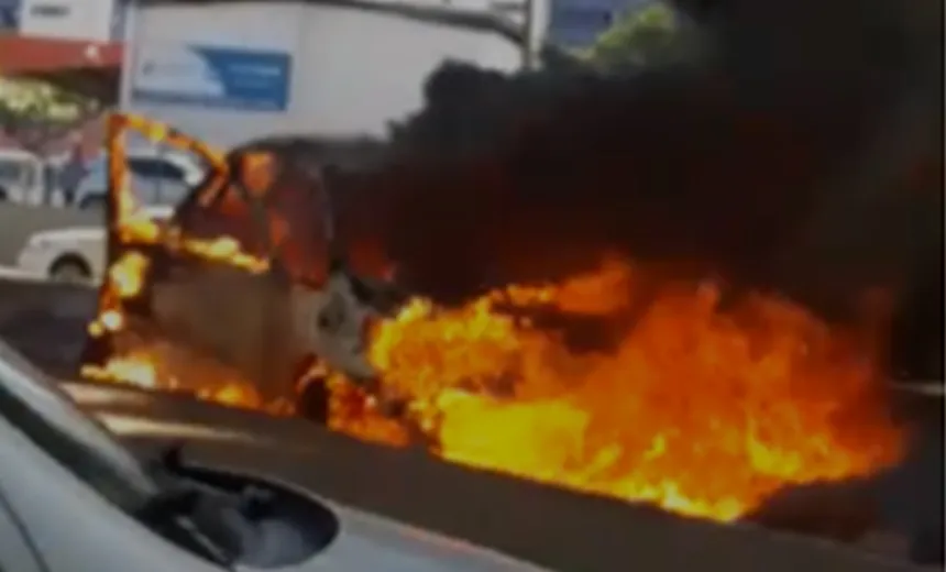 Vídeo: carro pega fogo na Rótula do Abacaxi; ninguém ficou ferido