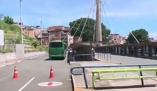 Assista ao momento em que um homem armado aterroriza a Estação da Lapa; "atirando desenfreadamente" 