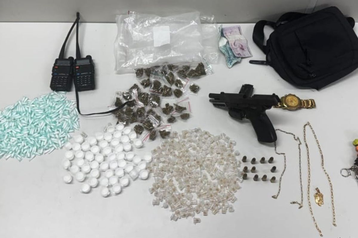 Arama e drogas s&atilde;o apreendidas com homem no bairro de Maca&uacute;bas, em Salvador. Foto: Divulga&ccedil;&atilde;o | DCS/PMBA