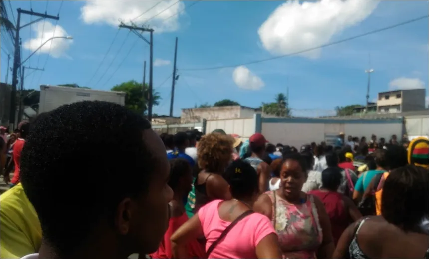 VÍDEO: Pelo segundo dia consecutivo, ambulantes fazem protesto na Mata Escura