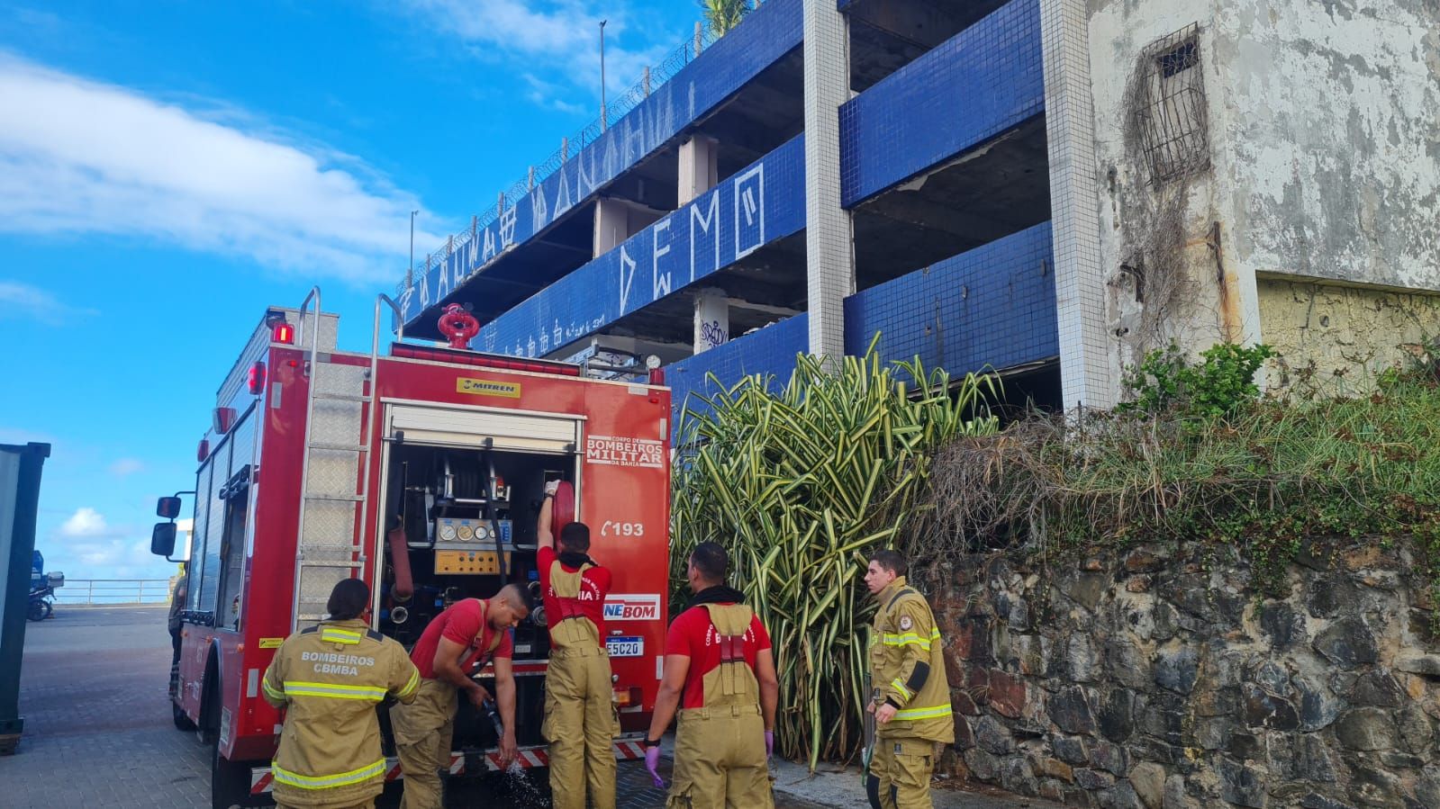 Incêndio pode ter sido causado por pessoas em situação de rua que frequentam o local. Foto: Diego Macêdo / TV Aratu 