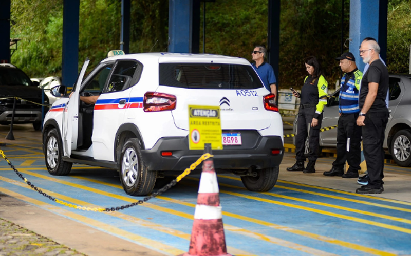 A vistoria de táxis é um procedimento obrigatório e anual que visa garantir a segurança dos passageiros e a regularidade dos serviços/Foto: Jefferson Peixoto / Secom PMS