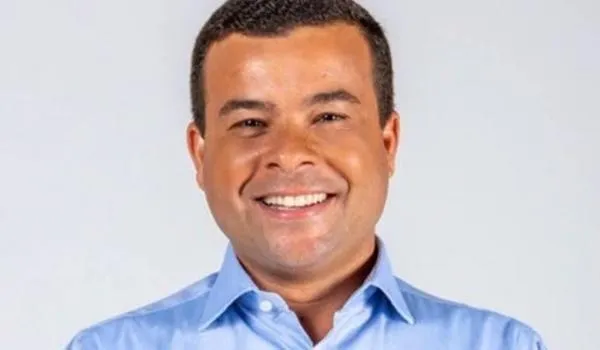 Celsinho Cotrim se assume gay publicamente durante sabatina; "casado com um médico" 