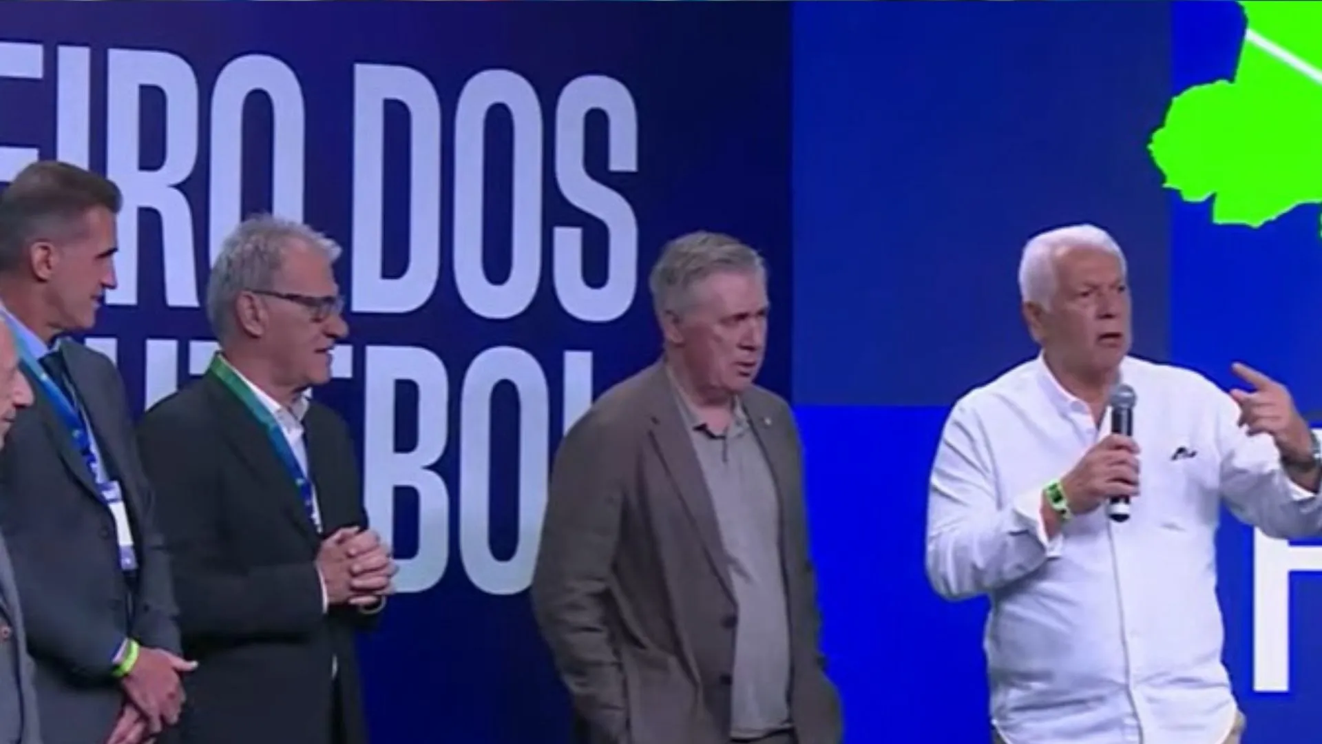 Falas de Leão e Oswaldo de Oliveira geram climão em evento com Ancelotti 