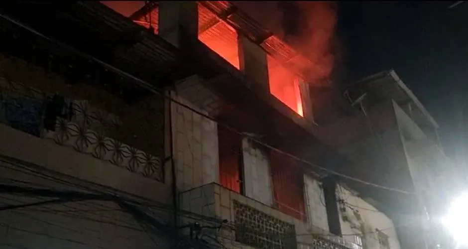 Incêndio destrói prédio residencial na Vila Ruy Barbosa nesta quarta-feira (25)
