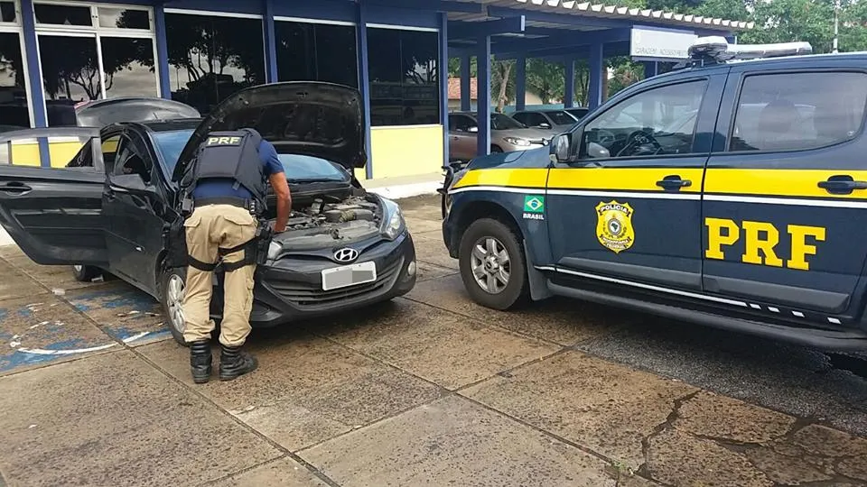 Homem aciona PRF para atender acidente e é flagrado com carro ?clonado? no sul da Bahia