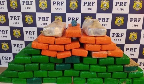 Quase 45 quilos de maconha são apreendidos em ônibus de turismo na BR-242