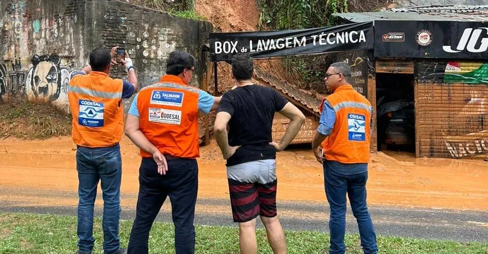 Deslizamento de terra causa transtorno no trânsito da Avenida Ogunjá, em Salvador