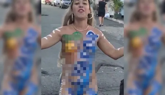 A rifeira peladona: mulher chama a atenção ao vender produtos nua em Salvador; assista 