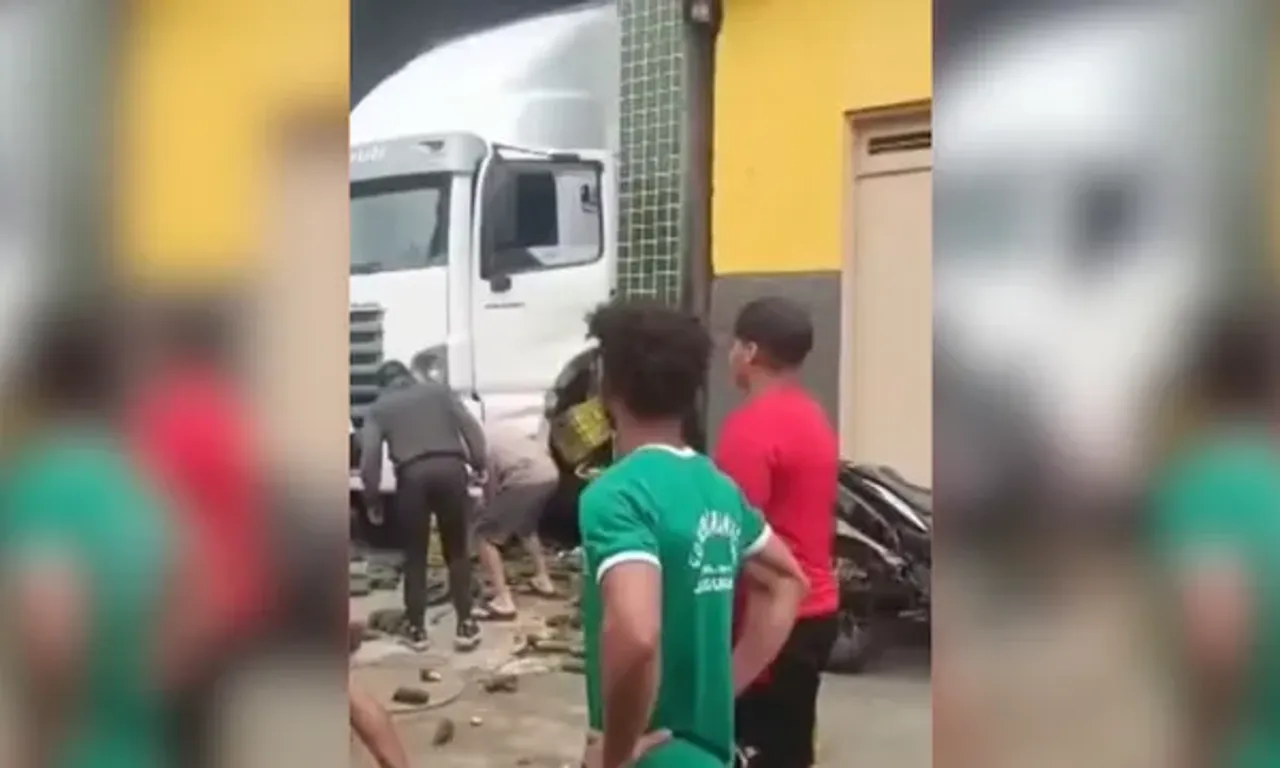 V&Iacute;DEO: homem tem perna esmagada ap&oacute;s caminh&atilde;o invadir galp&atilde;o na Bahia. Foto: Reprodu&ccedil;&atilde;o