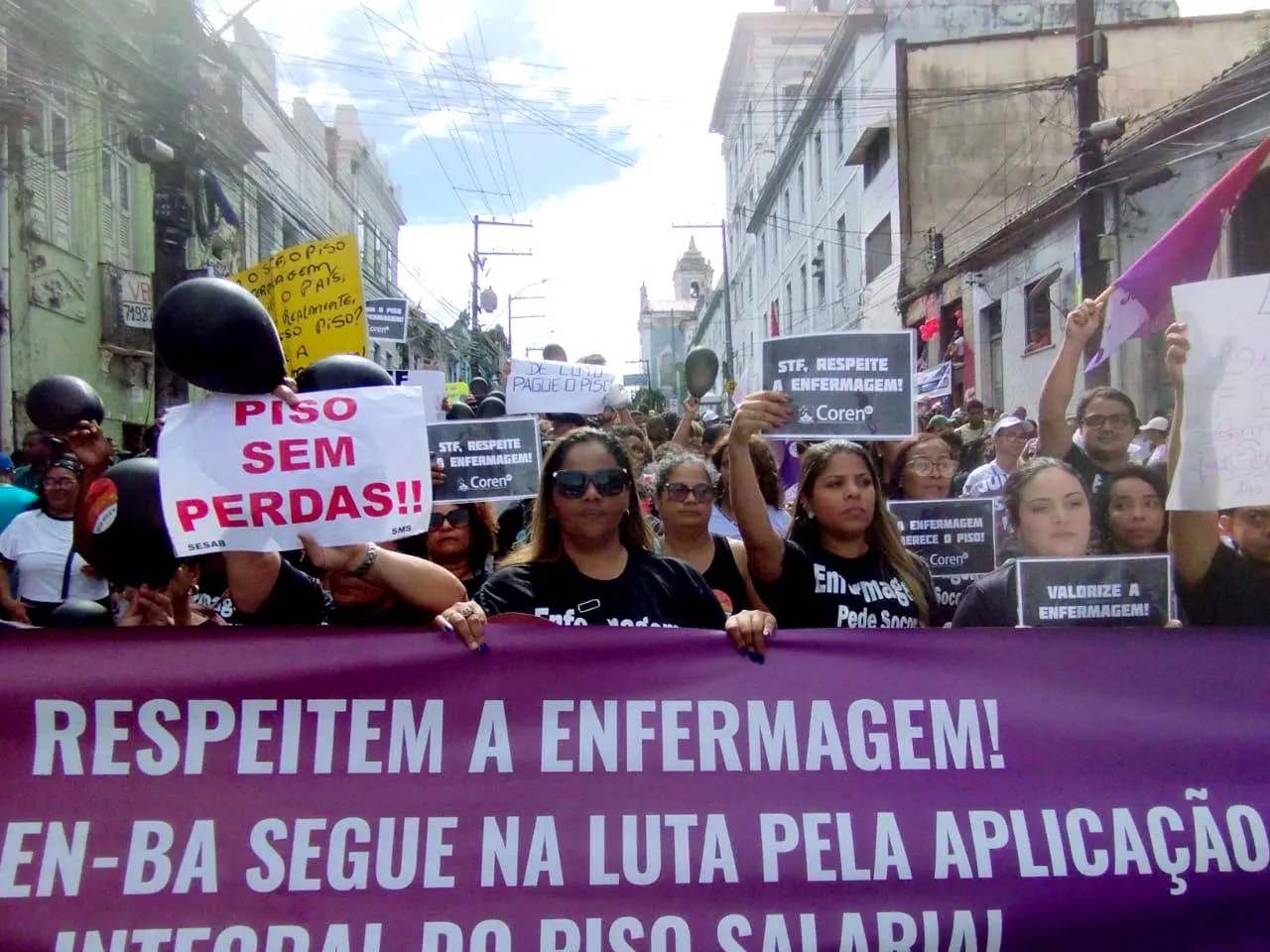 Profissionais de enfermagem protestam pelo piso salarial no 2 de Julho